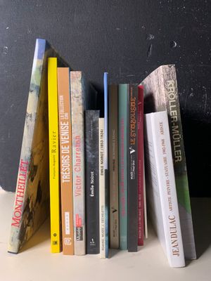 beaucoup de livres empilés sur une étagère