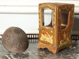 une petite boîte en bois contenant un miroir et une balle, posée sur une table