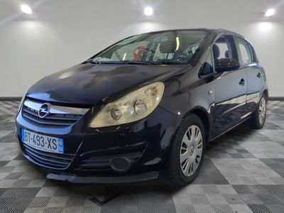 la photo d'une voiture noire garée dans un garage