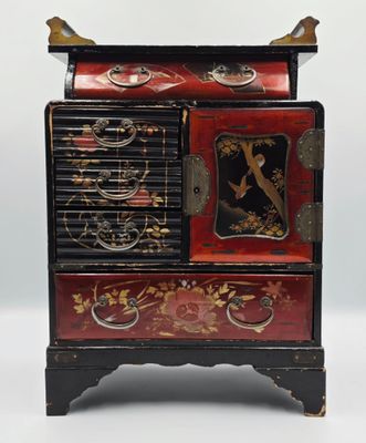 un meuble rouge et noir sur lequel est posée une horloge