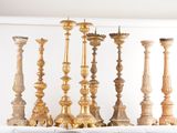 un grand nombre de bougies posées sur une table