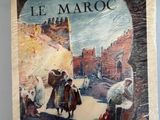 un vieux livre sur lequel figure l'image d'un homme et d'une femme marchant dans une rue