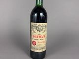 une bouteille de vin posée sur une table