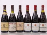 six bouteilles de vin sont alignées sur une table