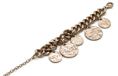 un gros plan d'un bracelet à maillons orné de pièces de monnaie