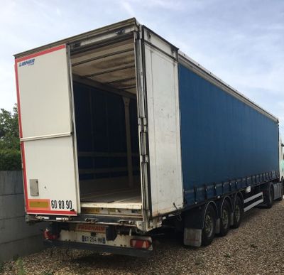 un camion immobilisé sur le gravier
