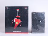 une boîte contenant un casque rouge et noir
