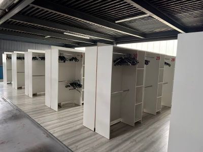 une pièce avec beaucoup de placards et de vêtements suspendus à des cintres