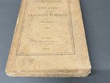 un vieux livre posé sur une table, sur un plateau bleu