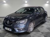la voiture grise est garée sur un sol en damier dans le garage