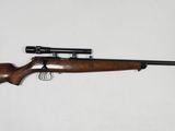un fusil sur fond blanc avec une arme au premier plan