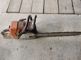 a chainsaw that is sitting on the ground