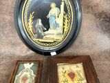 deux tableaux encadrés représentant Jésus et Marie accrochés au mur