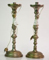 Paire d'anciens pique-cierge montés en lampe en laiton à déc…