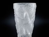 un verre en verre dépoli orné d'un motif représentant un homme et une femme