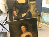 un tableau représentant une femme en robe noire et un tableau représentant une femme en robe noire