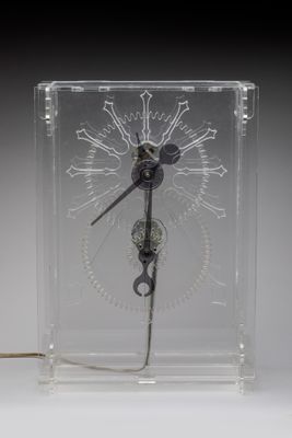 une horloge en verre avec un cadran à l'intérieur