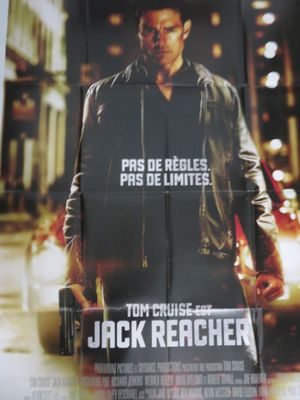 une affiche de cinéma représentant un homme tenant une arme à feu devant une rue
