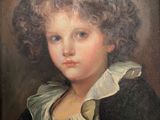 portrait d'un jeune garçon vêtu d'une robe noire à col blanc
