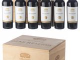 six bouteilles de vin rouge dans un coffret en bois, à côté d'un carton de vin