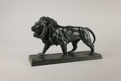 statue de lion sur un socle de marbre sur fond blanc