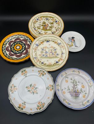 Plusieurs assiettes sont disposées sur une table avec un fond noir.