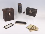 une petite boîte contenant un appareil photo et plusieurs autres objets