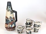 un pichet et des tasses posés côte à côte sur une table