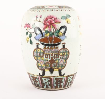 un vase blanc orné d'une image de chat
