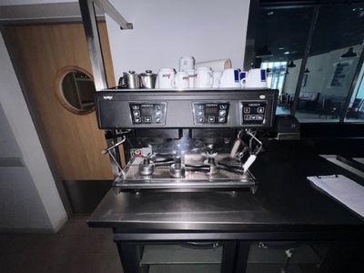 une machine à café posée sur un comptoir dans une cuisine