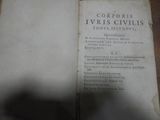 l'ombre d'une personne debout devant un livre ouvert