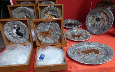 de nombreuses assiettes ornées d'animaux, posées sur une table