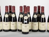 six bouteilles de vin sont alignées sur une table