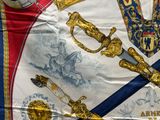 une photo d'une écharpe sur laquelle figurent des chevaliers et des épées
