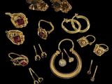 une collection de bijoux en or, comprenant notamment des boucles d'oreilles et des bagues