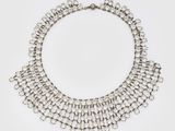 gros plan d'un collier sur fond blanc
