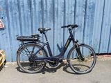 un vélo garé près d'un mur bleu