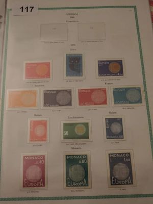 une photo d'une feuille de papier sur laquelle sont collés des timbres