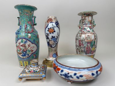 trois vases et un bol sont posés sur une table