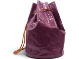 le grand sac violet est posé sur une surface blanche