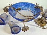 un bol en verre bleu orné de motifs dorés