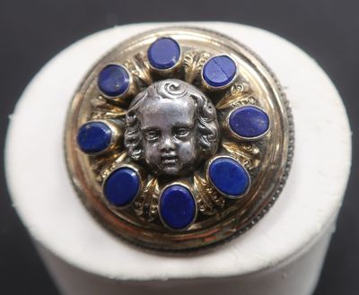 une image montrant un gros plan d'une bague sur laquelle figure un visage