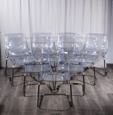 de nombreuses chaises disposées en cercle