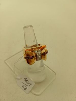 un anneau posé sur un support en verre