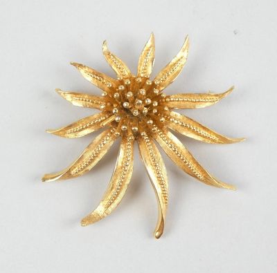 broche en forme de fleur plaquée or jaune, ornée de perles au centre