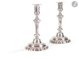 paire de chandeliers en argent sur fond blanc