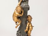 une image représentant une statue en bronze d'un garçon et d'une fille sur un socle