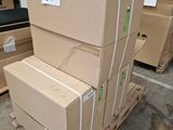 de nombreux cartons empilés sur une palette dans un entrepôt