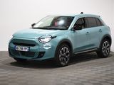 une voiture bleue garée dans une pièce au sol en damier
