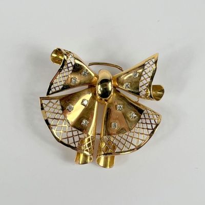 une image représentant une broche ou une épingle en forme d'ange, en or et diamants